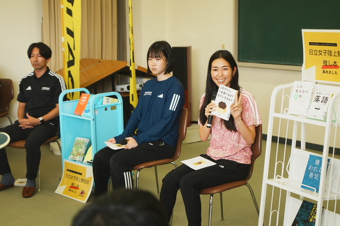 おすすめ本を紹介する田村プレイングコーチ