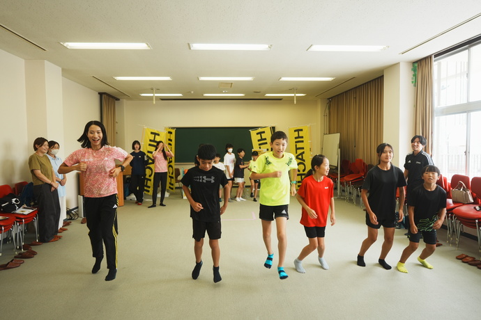 中央図書館の前で撮影した飯田選手と塚川選手のツーショット