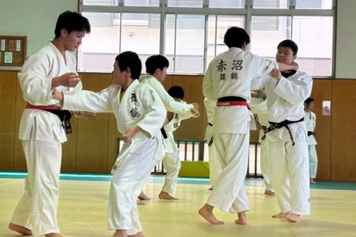 写真:柔道練習をする子どもたち