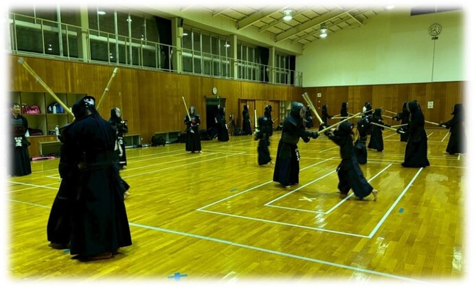 写真:剣道の練習をする子どもたち