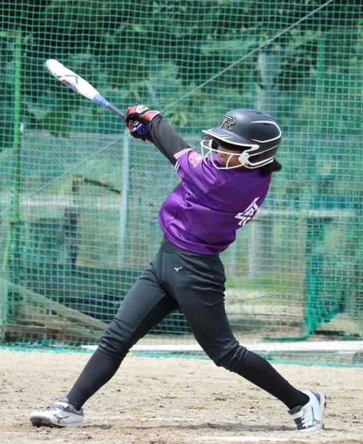 写真:ソフトボールの打撃をする子ども