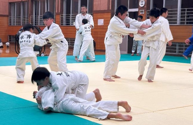 写真:柔道をする子どもたち