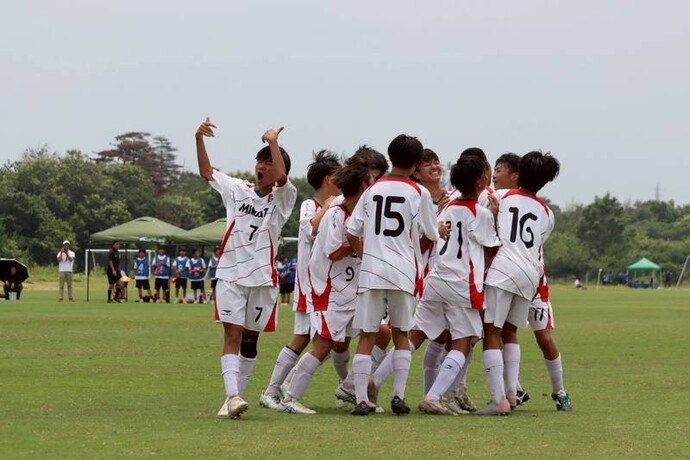 サッカーをしている子どもたち