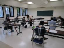 写真:受講者を順に指導している講師の様子