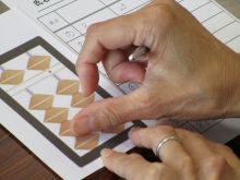 写真：そろばんの絵の上で指を動かしながら計算している様子