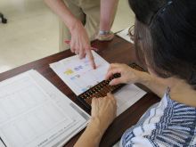 写真：講師にかけ算のしかたを教わっている様子