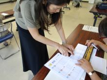 写真：講師にかけ算のしかたを教わっている様子