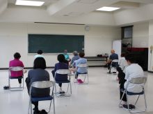 写真：椅子に座って足首をほぐしている様子