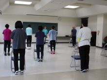 写真：かかとの上げ下ろしをしている様子