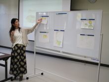 写真：作品を講評している講師の様子