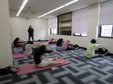写真：骨盤を立てて背骨を丸めている様子