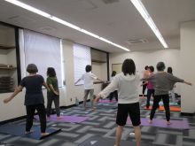 写真：準備体操をしている様子