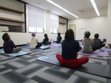 写真：準備体操で首のストレッチをしている様子