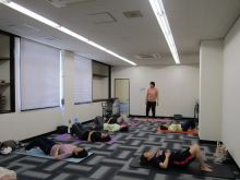 写真：胸式呼吸の確認をしている様子