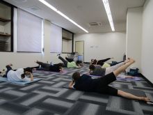 写真：肘を床についてバランスエクササイズを行っている様子