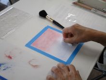写真：背景を塗りつぶしている様子