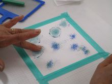 写真：背景の色を塗っている様子