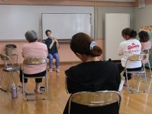 写真：鎖骨の上下に指を添えマッサージしている様子