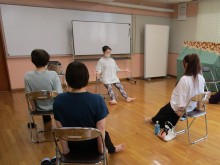 写真：足を前に投げ出した姿勢で股関節を外側に回している様子