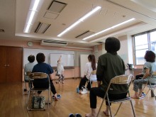 写真：天井を見上げ、首の可動域を確認している様子