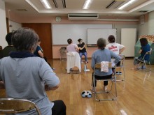 写真：肋骨周りを手でさすっている様子