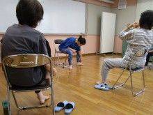 写真：足裏の役割を講師が説明している様子