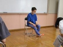写真：講師がスーパーボールを足の指でつまみ持ち上げている様子