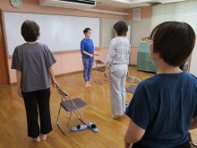 写真：立ち姿勢で踵の上下運動をしている様子
