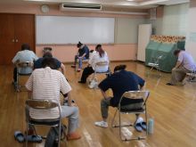 写真：背骨の柔軟性を高める効果が期待できるヨガポーズ（背を丸めるポーズ）をしている様子