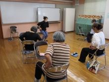写真：骨盤周りをもみほぐしている様子