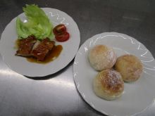 写真:出来上がったレモンシュガーボールと簡単照り焼きチキン