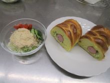 写真：焼きあがったカレーウィンナーブレットと豆腐のごま味噌ドレッシングをのせたサラダ