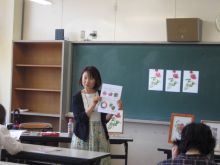 写真：塗り方の説明をしている講師