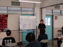 写真:講師が姿勢について説明をしている様子