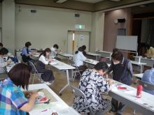 写真：出来上がりをイメージしながらパーツを並べる受講生