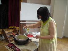 写真：ミツロウを足して作品を作成する講師