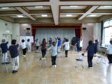 写真：クラシック音楽に合わせて体を動かしている様子