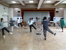 写真：体の軸を意識したエクササイズの様子
