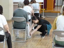 写真：講師が受講者の動きを確認している様子