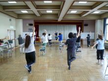 写真：体幹を意識したエクササイズの様子