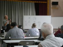 写真：講師が説明している様子
