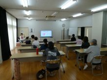 写真：講師が小腸の働きについて説明している様子