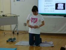 写真：講師が小腸のツボ押しをしている様子