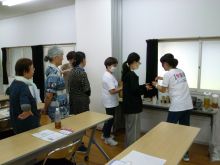 写真：味噌汁の飲み比べの様子