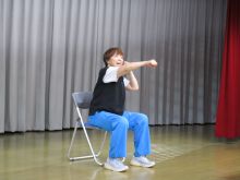 写真：基本の動きを説明している林講師