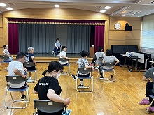 写真：脇腹を意識して身体を動かす様子