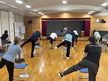 写真：中殿筋を鍛えるストレッチをする様子