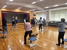 写真：太ももやお尻のストレッチをする様子