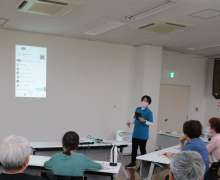 写真：講師がLINEの説明をしている様子