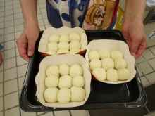 写真：焼き上げる前の型に入れたパン